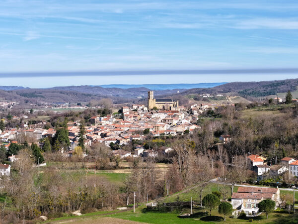 Photo de drone de la ville de laroque d'olmes