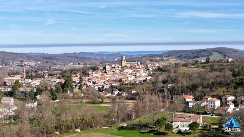 Photo de drone de la ville de laroque d'olmes