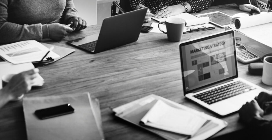 Comparaison entre clemtis, solutions en ligne et agences web
